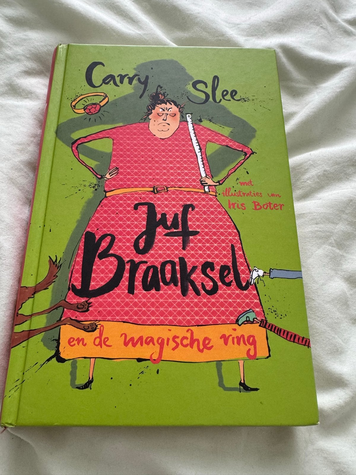 Juf Braaksel en de magische ring - Carry Slee, Ophalen of Verzenden, Zo goed als nieuw, Fictie