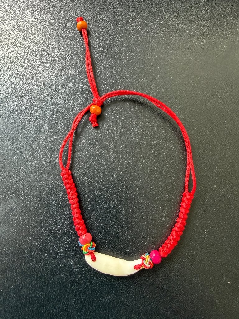 Chinees bandje gevlochten met benen decororatie, Sieraden, Tassen en Uiterlijk, Armbanden, Ophalen of Verzenden, Nieuw, Rood, Overige materialen
