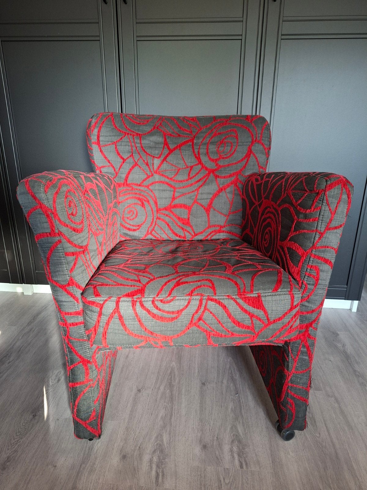 fauteuil met rood/donkergrijs rozenpatroon, Minder dan 75 cm, Modern, Klassiek, Bloemenpatroon, Ophalen of Verzenden, Zo goed als nieuw