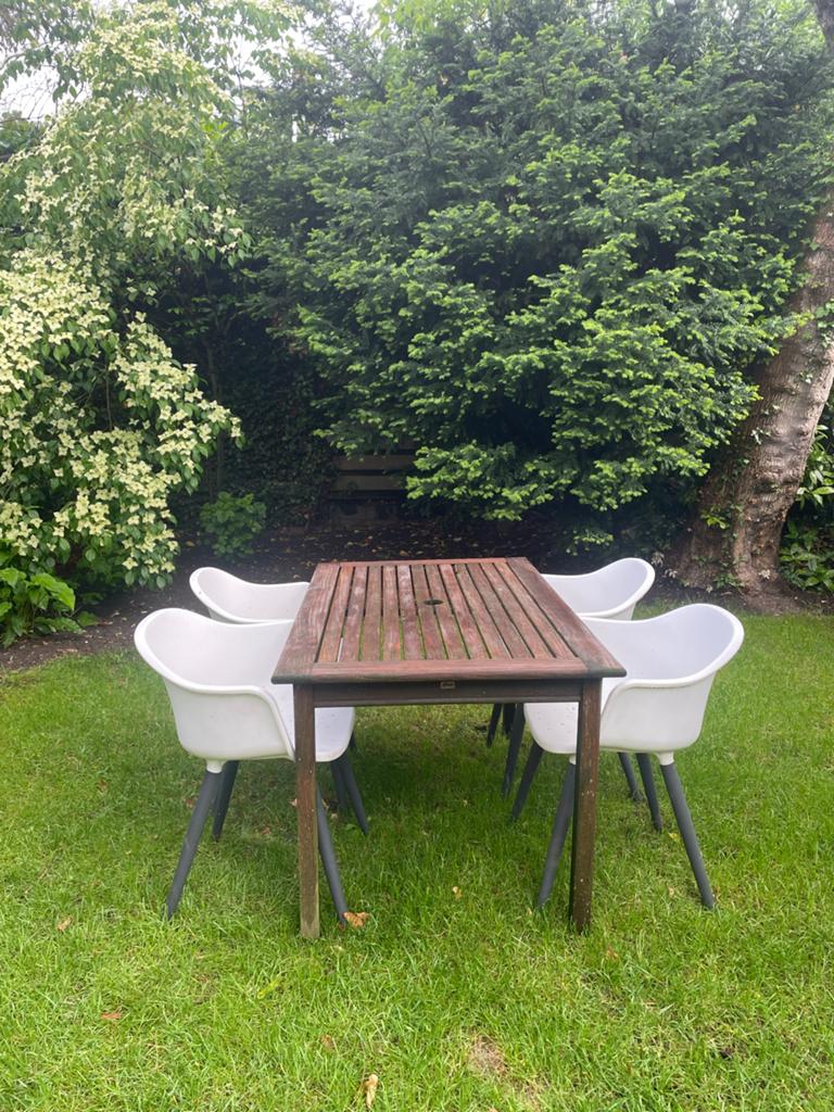 Hardhouten tuitafel 140 cm plus 4 tuinstoelen, Ophalen, Zo goed als nieuw, Kunststof
