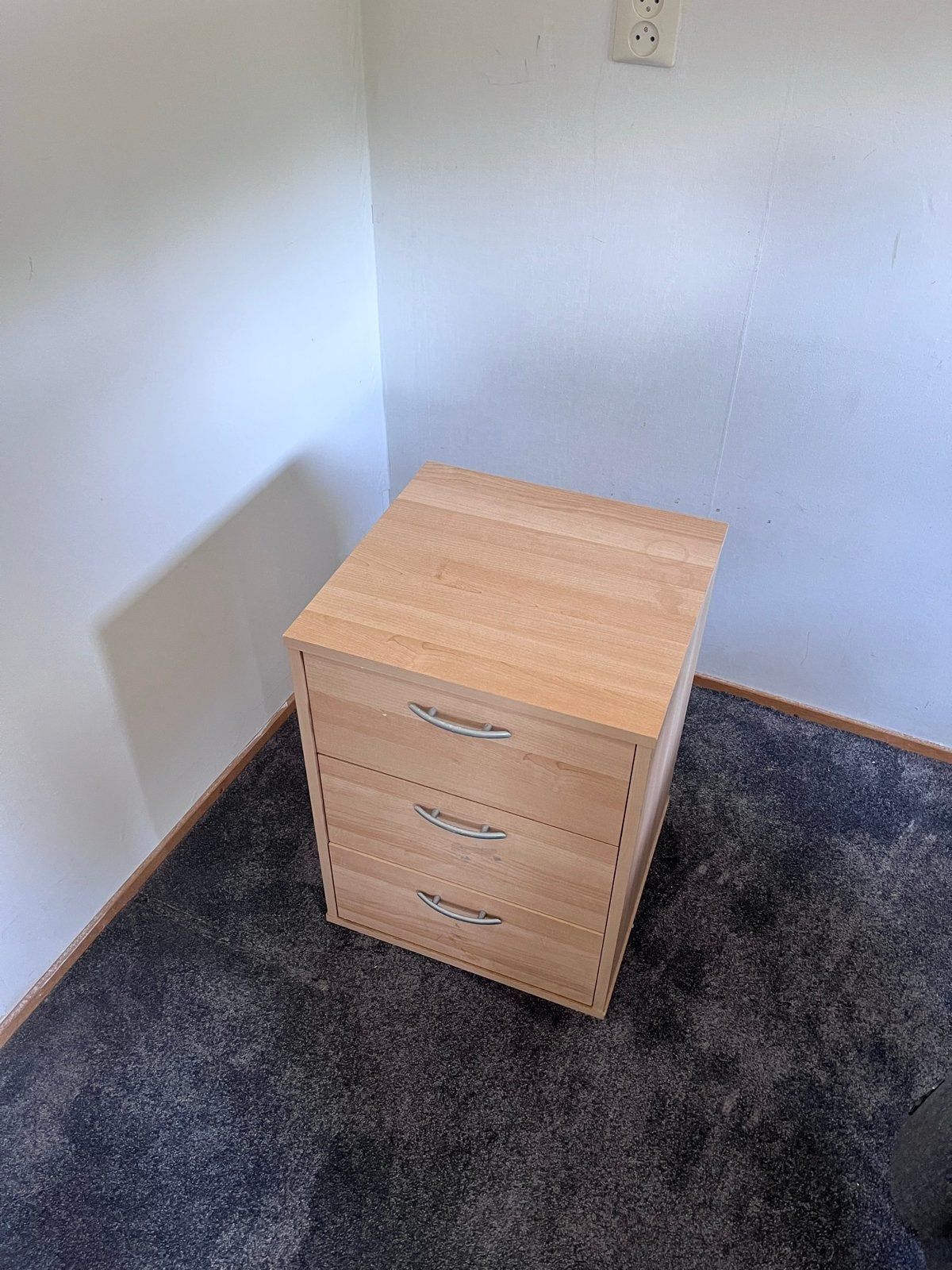 Houten nachtkastje met 3 laden, Ophalen, Minder dan 50 cm, Gebruikt, 3 of 4 laden