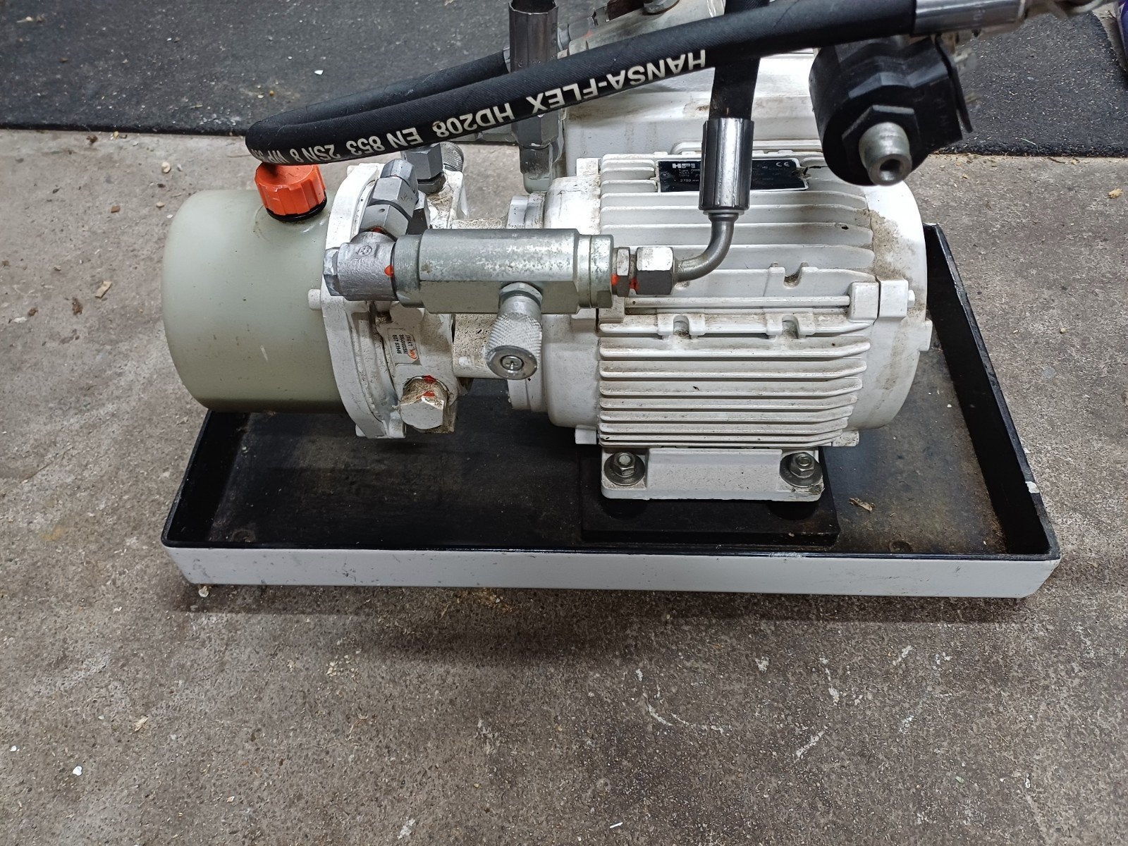 Hydrauliek pomp met lekbak, Ophalen, Zo goed als nieuw