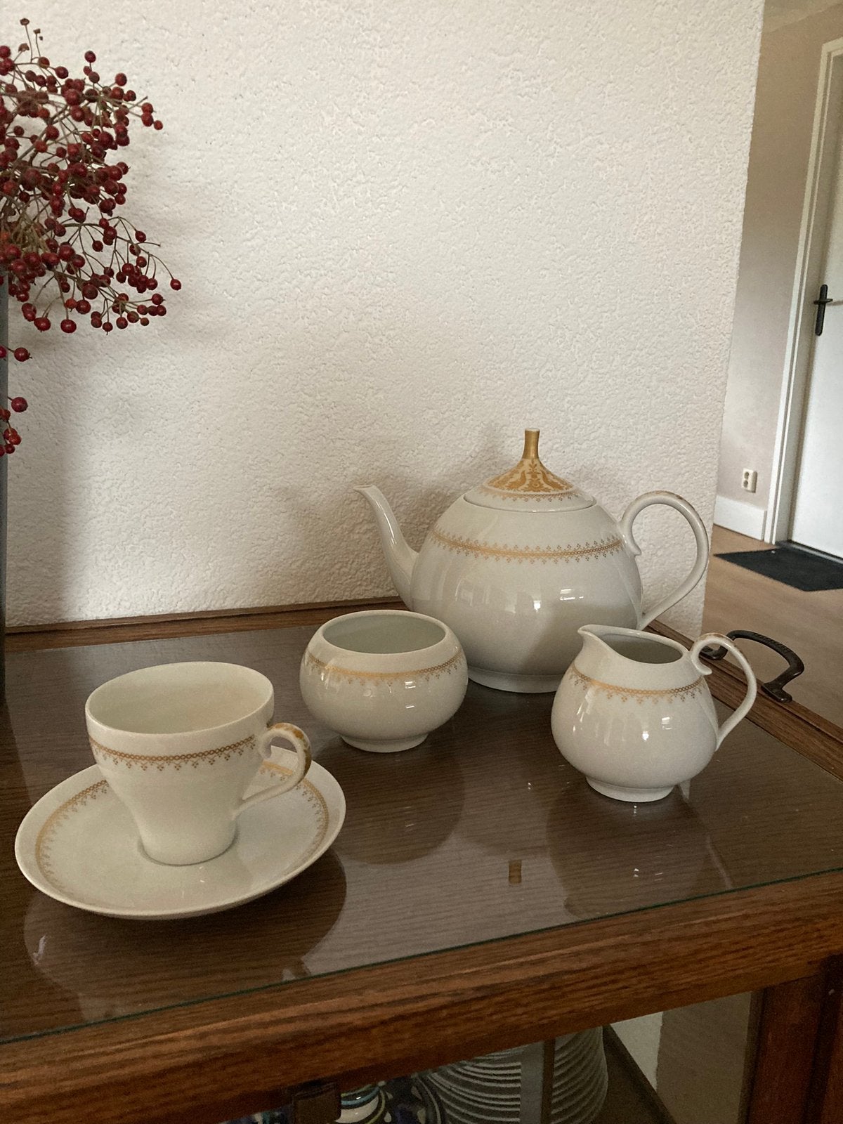Thee servies Lorenz Hutschenreuther, wit met goud., Ophalen