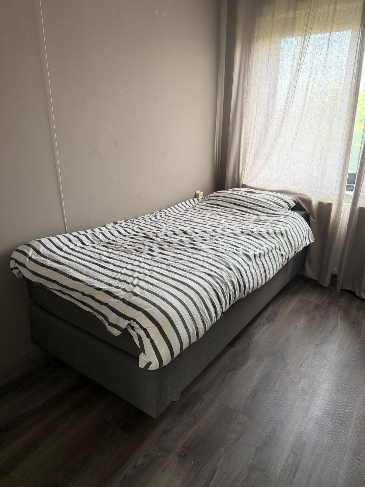 Eenpersoonsbed grijze boxspring 200 cm x 90 cm