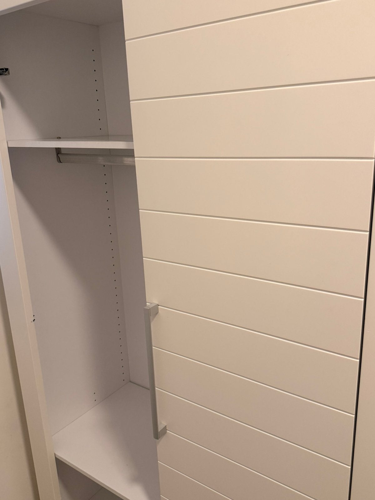 Witte 2-deurs babydump kledingkast, Ophalen, 100 tot 150 cm, Overige typen, Zo goed als nieuw