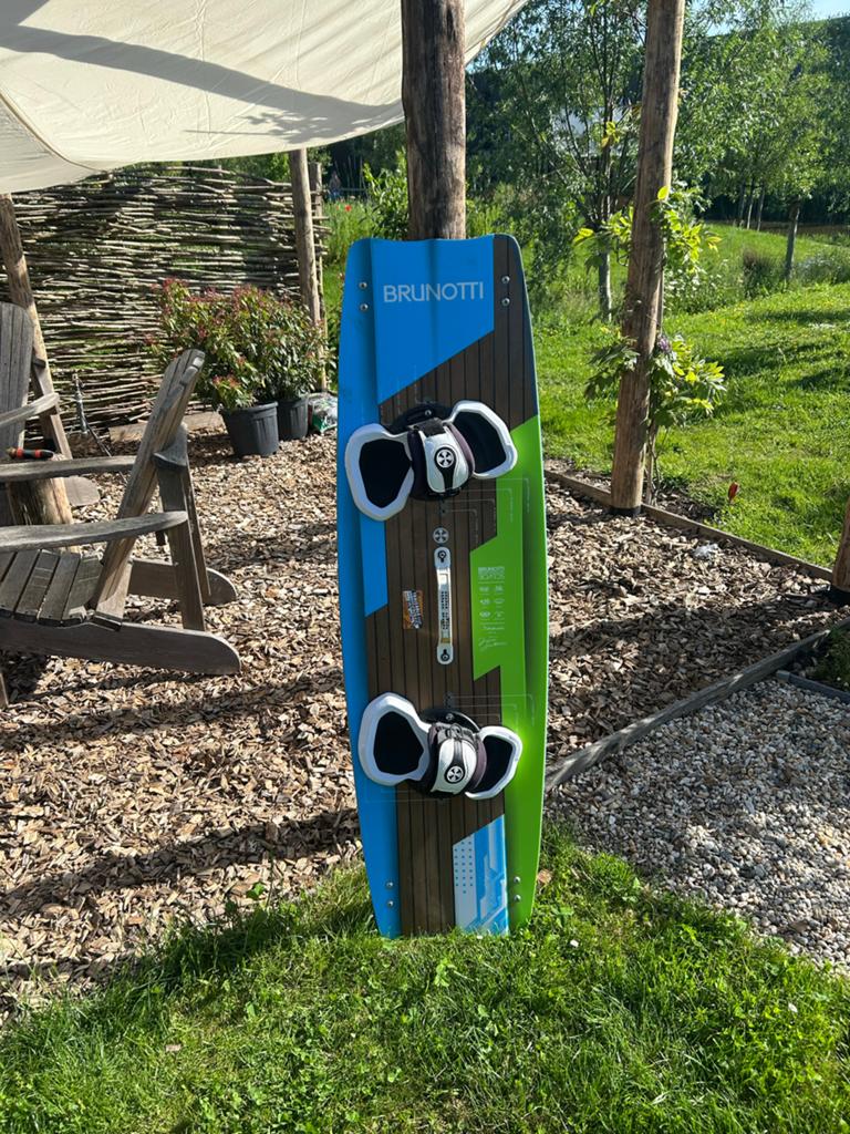 Brunotti Dimension Twintip Kiteboard 138x42, Watersport en Boten, Gebruikt, Twintip, Kiteboard, Ophalen of Verzenden