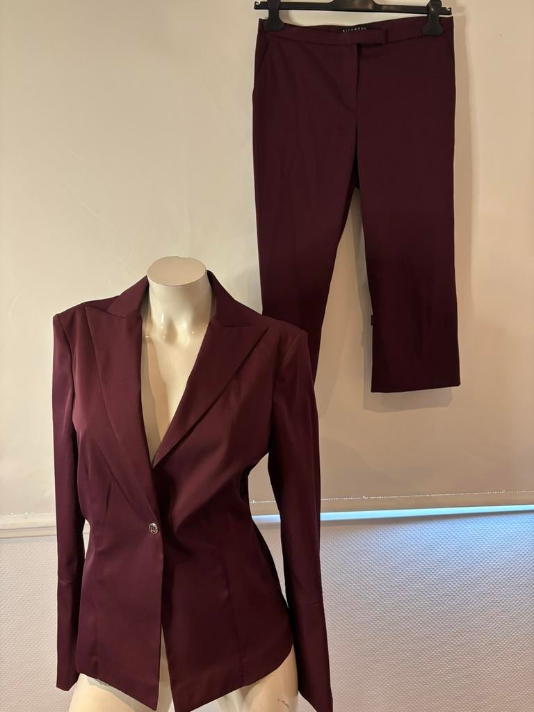 Richmond jasje met bijpassend capri broek maat it 44 nieuw., Kleding | Dames, Maat 38/40 (M), Kostuum of Pak, Nieuw, Ophalen of Verzenden