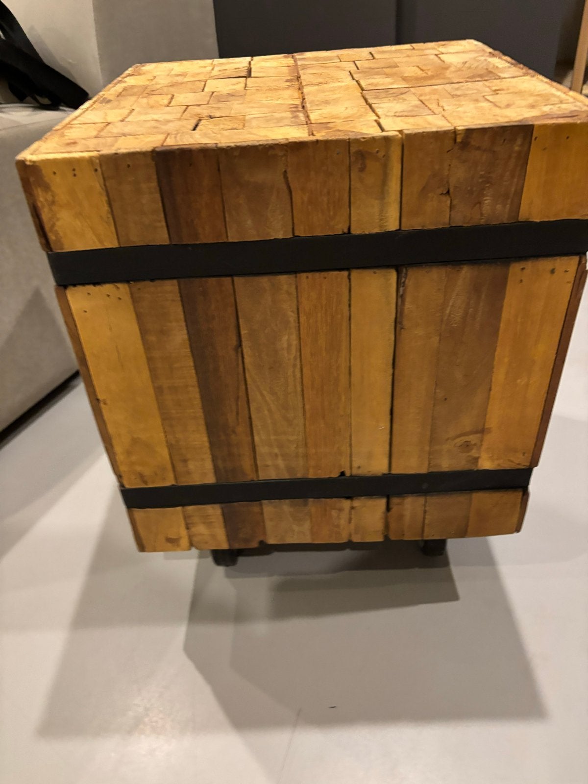 Unieke houten bijzettafel/kruk met metalen banden, Minder dan 45 cm, Minder dan 55 cm, Gebruikt, Vierkant