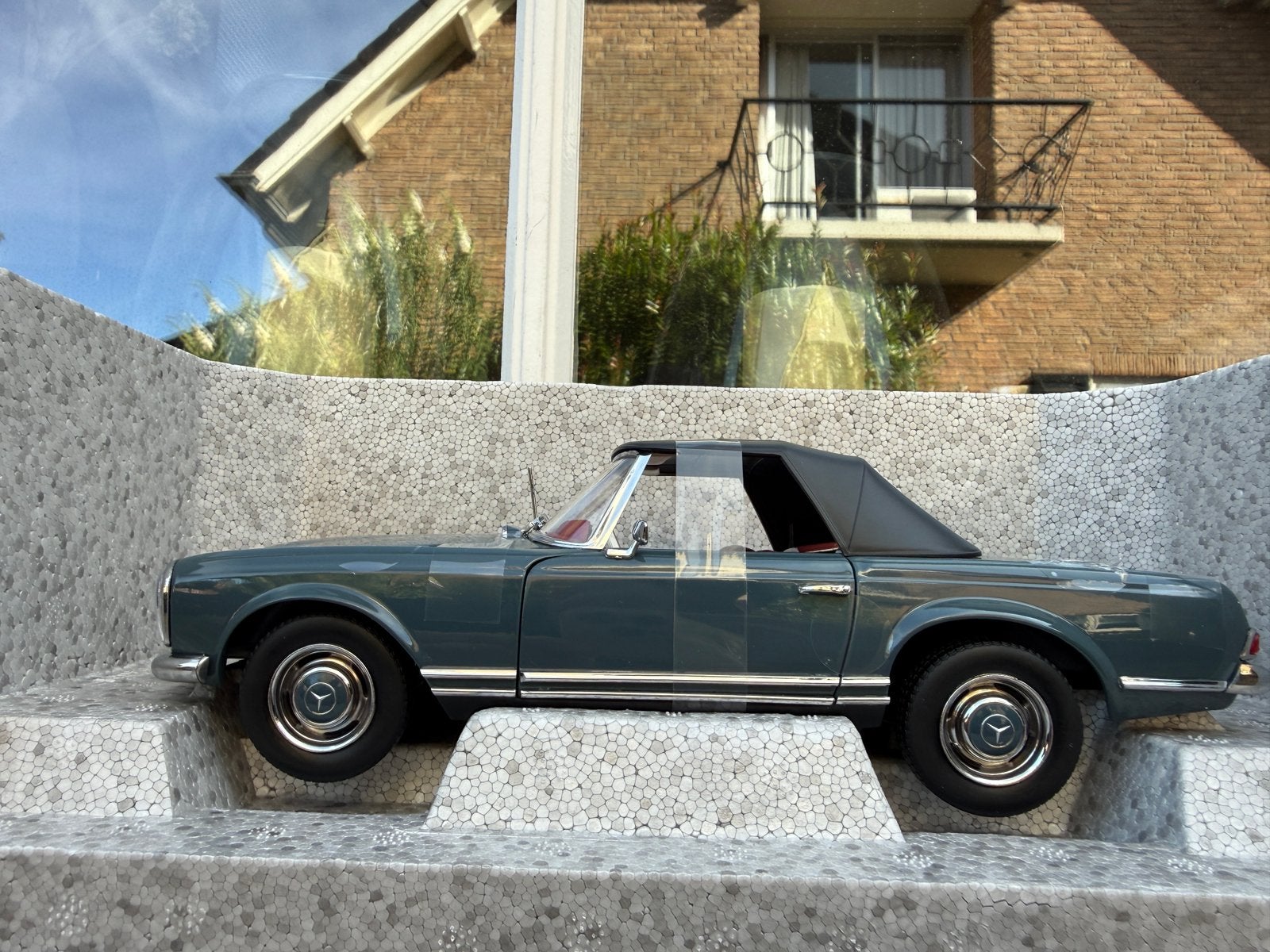 1:18 Mercedes 230 SL Pagode W113 dealer 1963 - 1967 Norev, Auto, Norev, 70-72 Av. de Bohlen, Vaulx-en-Velin, 69120, France, Norev
