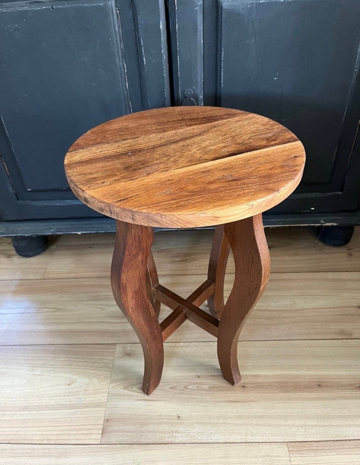 Houten eiken bijzettafel met sierlijke poten, Minder dan 55 cm, Gebruikt, Rond, Hout