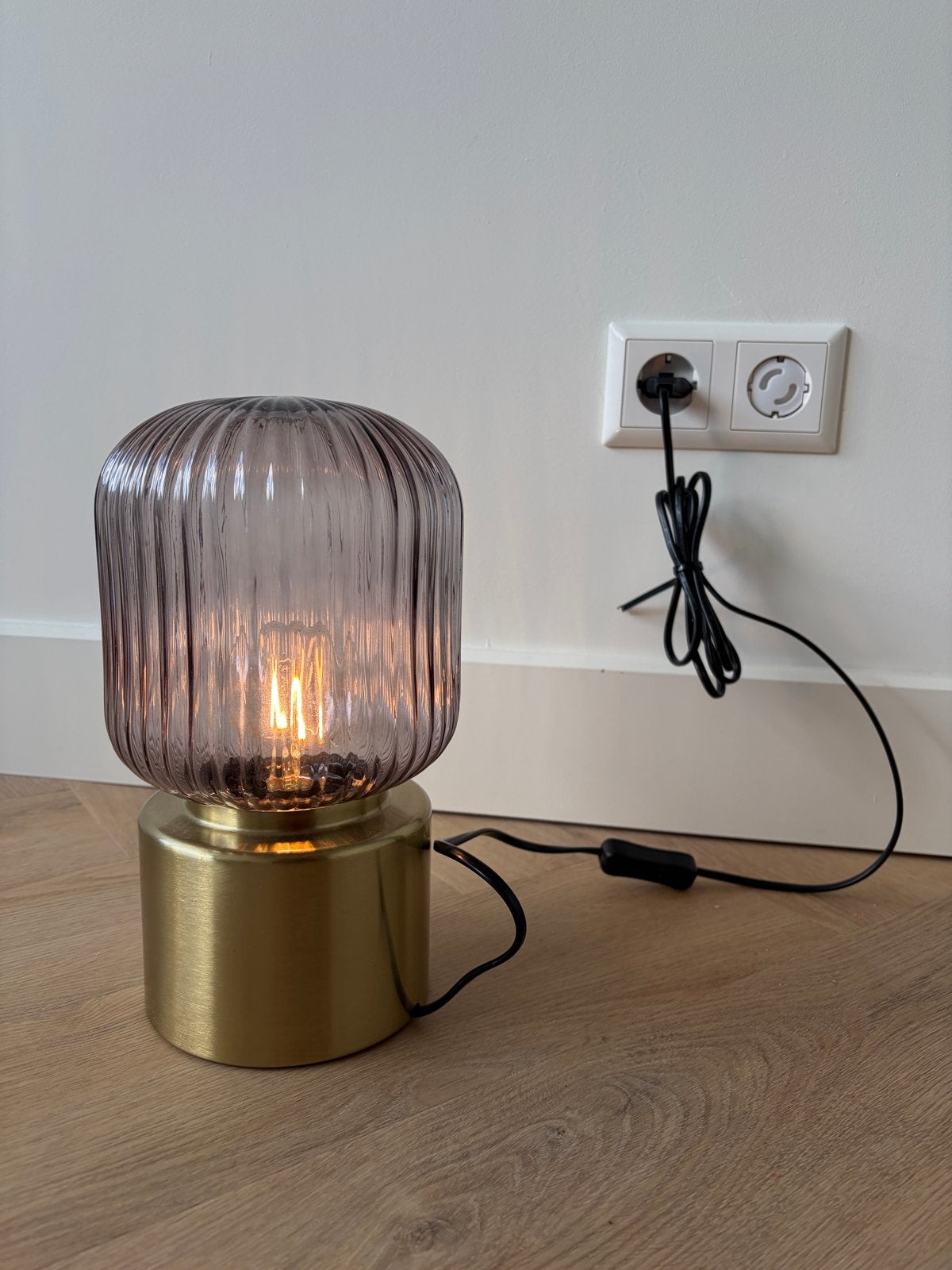 Moderne tafellamp met geribbeld glas en messing voet, Met schakelaar, Meerkleurig, Schemerlamp, Modern