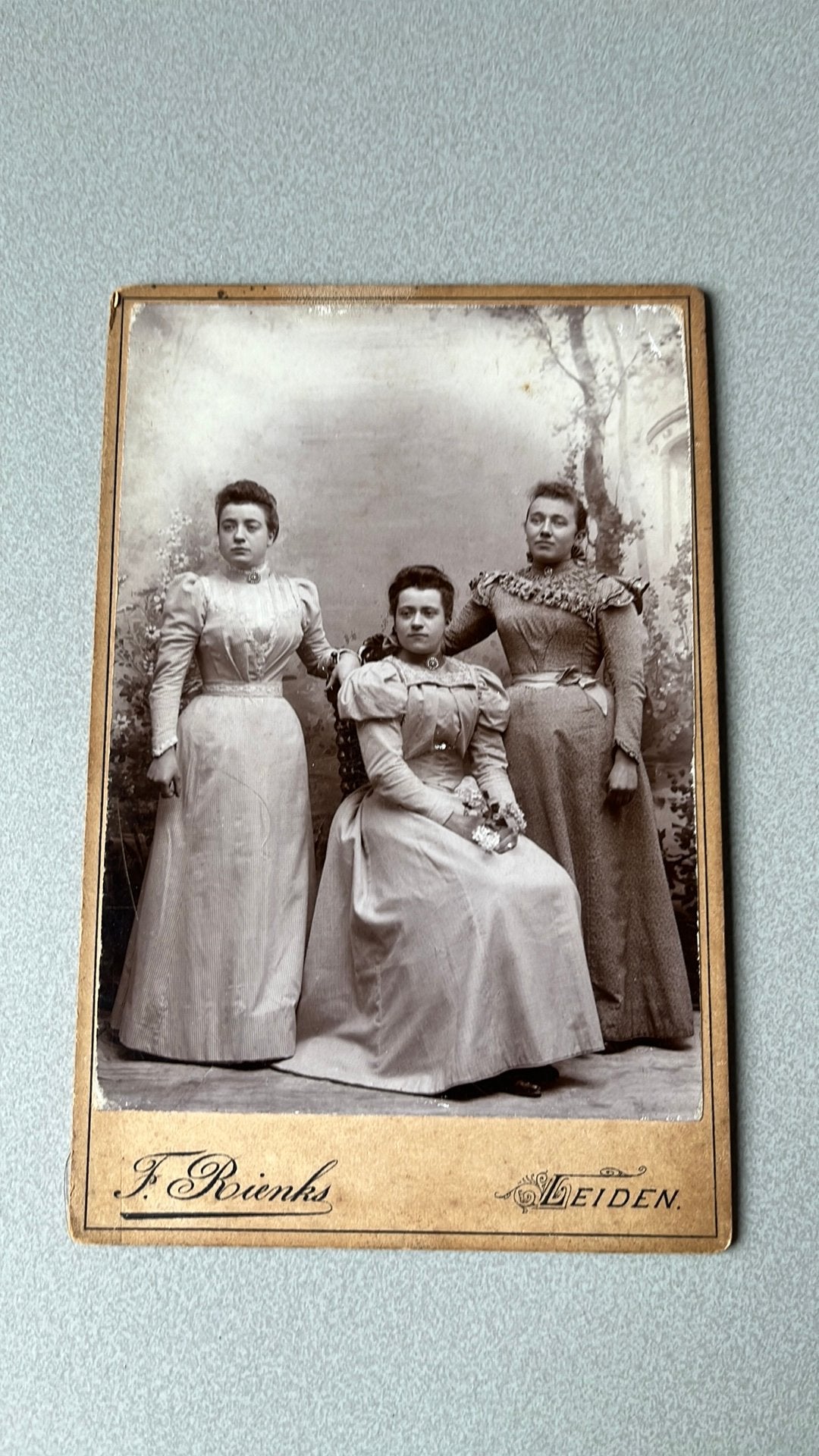 Grote antieke foto op kaart. Dames, Ophalen of Verzenden, Voor 1940, Gebruikt, Overige onderwerpen