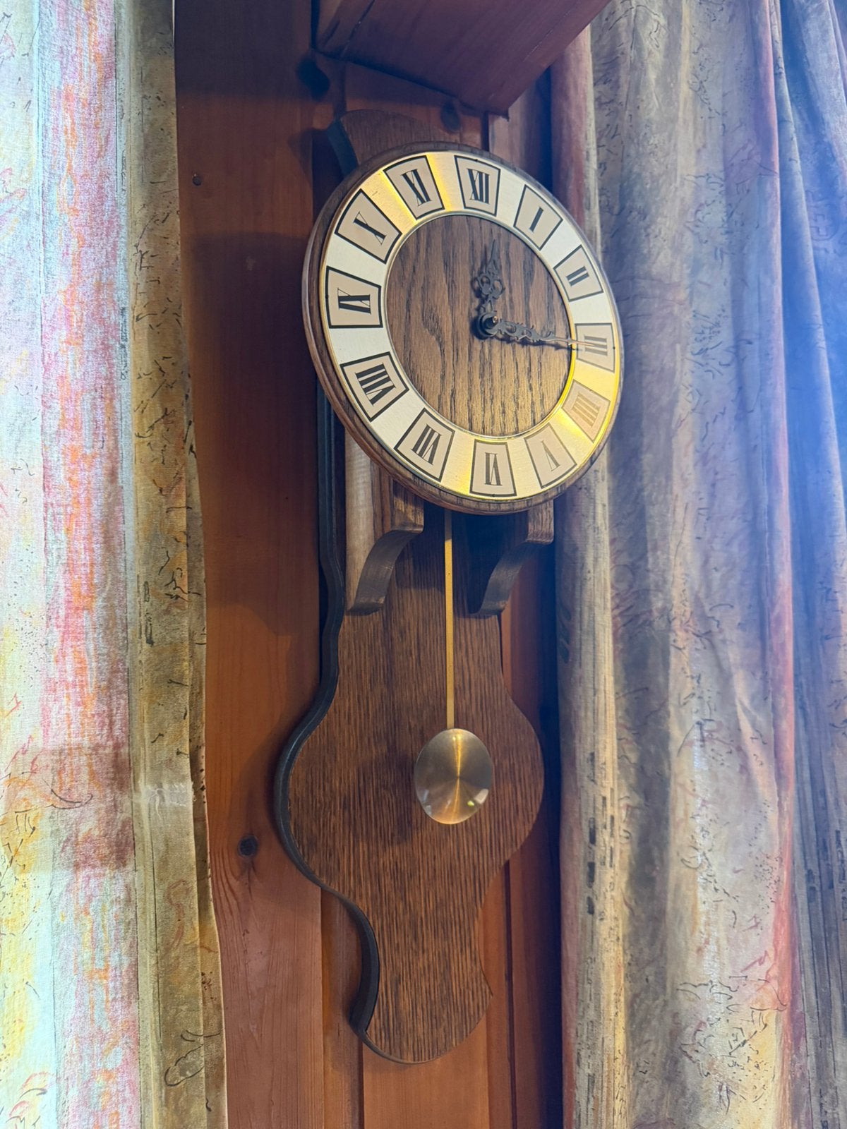 Vintage houten wandklok met slinger – Zaanse stijl, Ophalen
