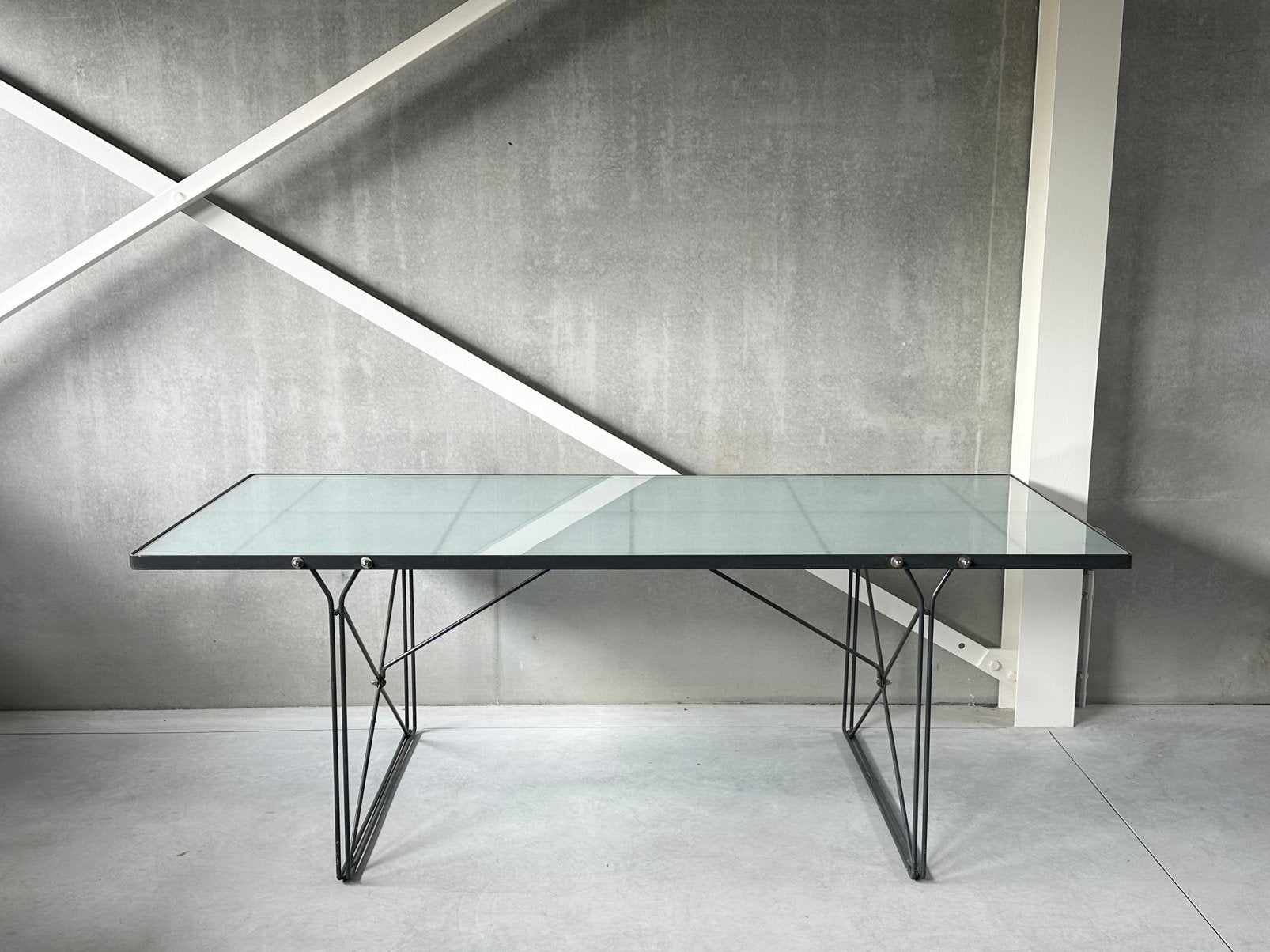 “Moment” eetkamertafel door Niels Gammelgaard voor Ikea, Ophalen