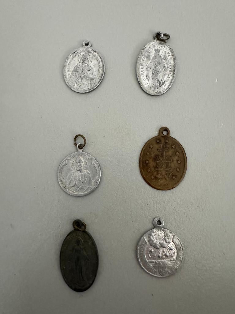 Religieuze hangertjes zijn al oud 6 stuks., Ophalen of Verzenden, Gebruikt, Kaart of Prent