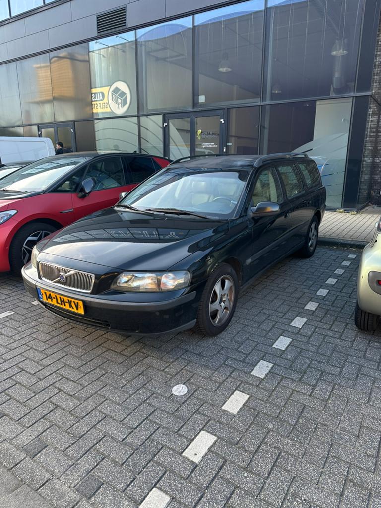 Volvo V70 2.4/APK 6-27/DISTRIBUTIE GEDAAN/AIRCO/CRUISE, Voorwielaandrijving, 1800 kg, Leder en Stof, Zwart