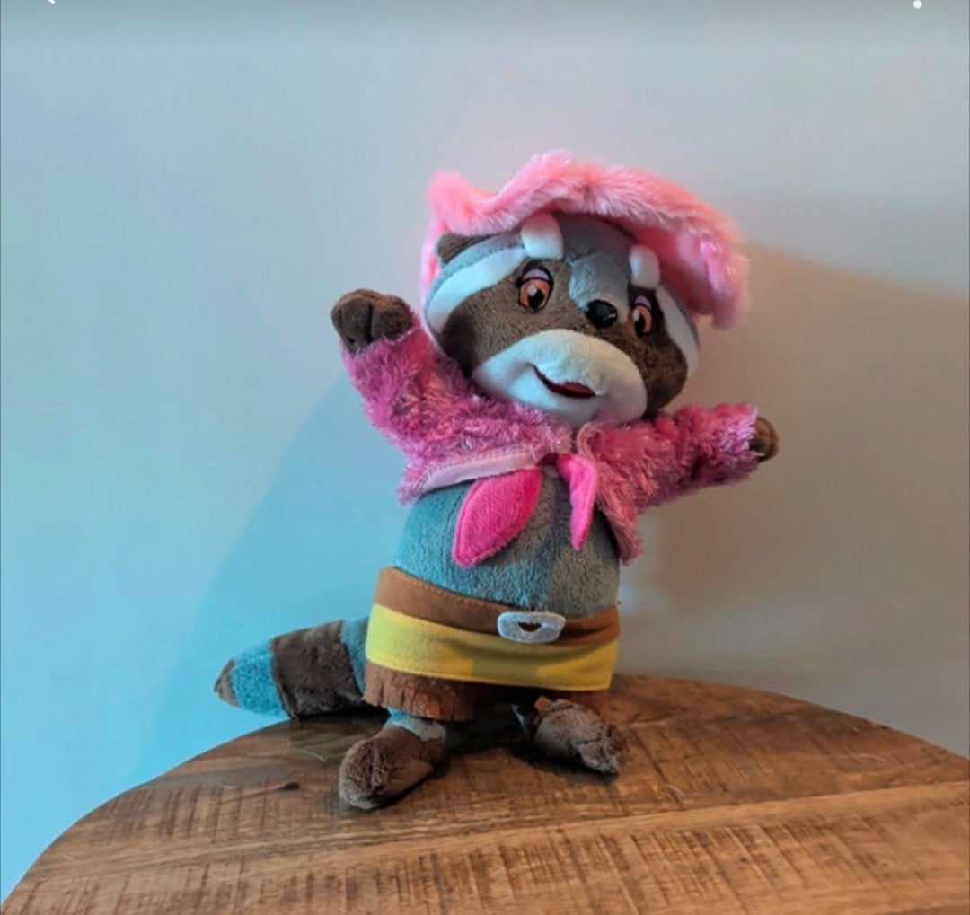 Schattige wasbeer knuffel met roze hoed en jasje, Ophalen, Overige merken, Overige karakters, Overige typen