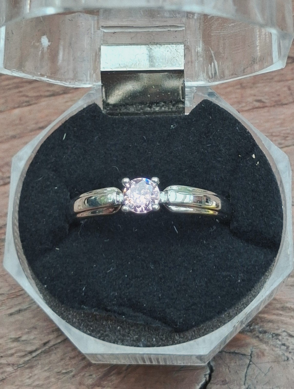 Prachtige Zilverkleurige Solitaire Ring met Lichtroze Steen, Ophalen of Verzenden, Zo goed als nieuw, 17 tot 18, Met edelsteen