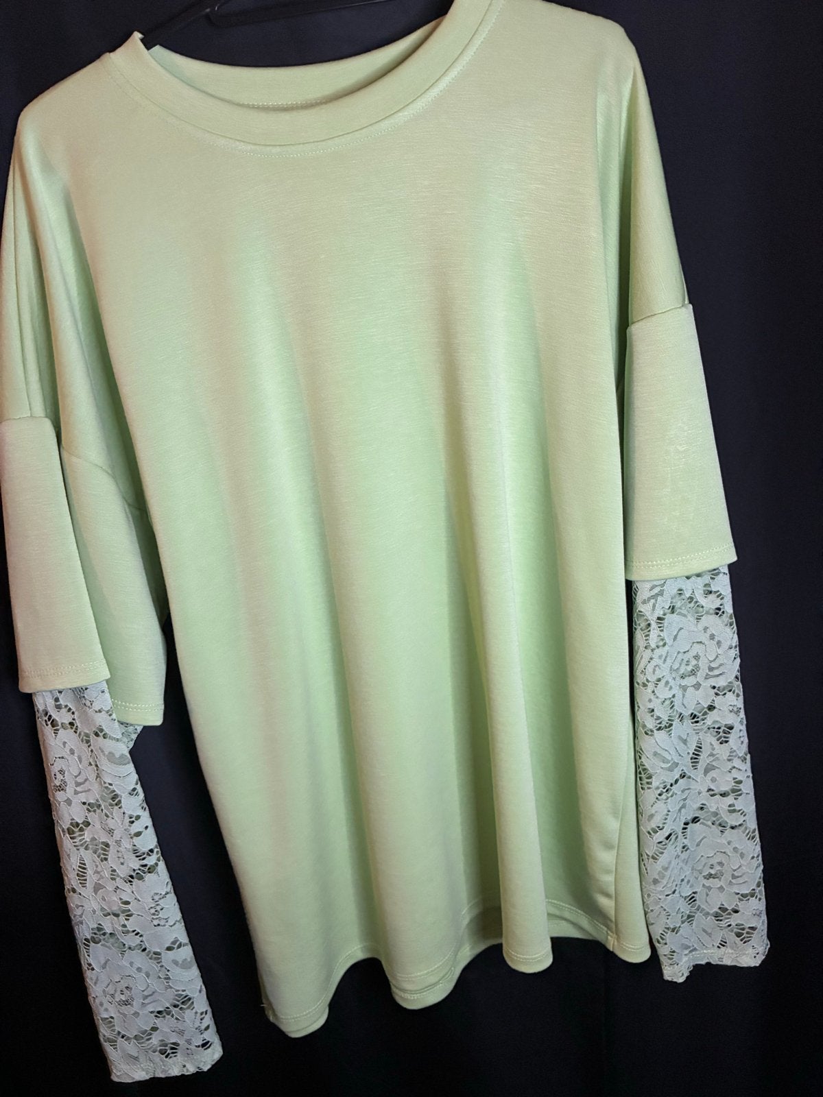 Lichtgroen T-shirt met kanten mouwen, Kleding | Dames, Maat 38/40 (M), Ophalen of Verzenden, Zo goed als nieuw, Lange mouw