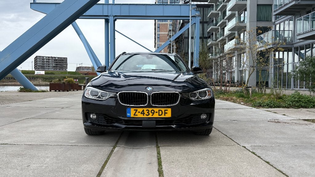 BMW 328i 245pk Aut 2014 Zwart Pano HUD Leer Trekhaak, Auto's, BMW, Automaat, 745 kg, Zwart, 4 cilinders