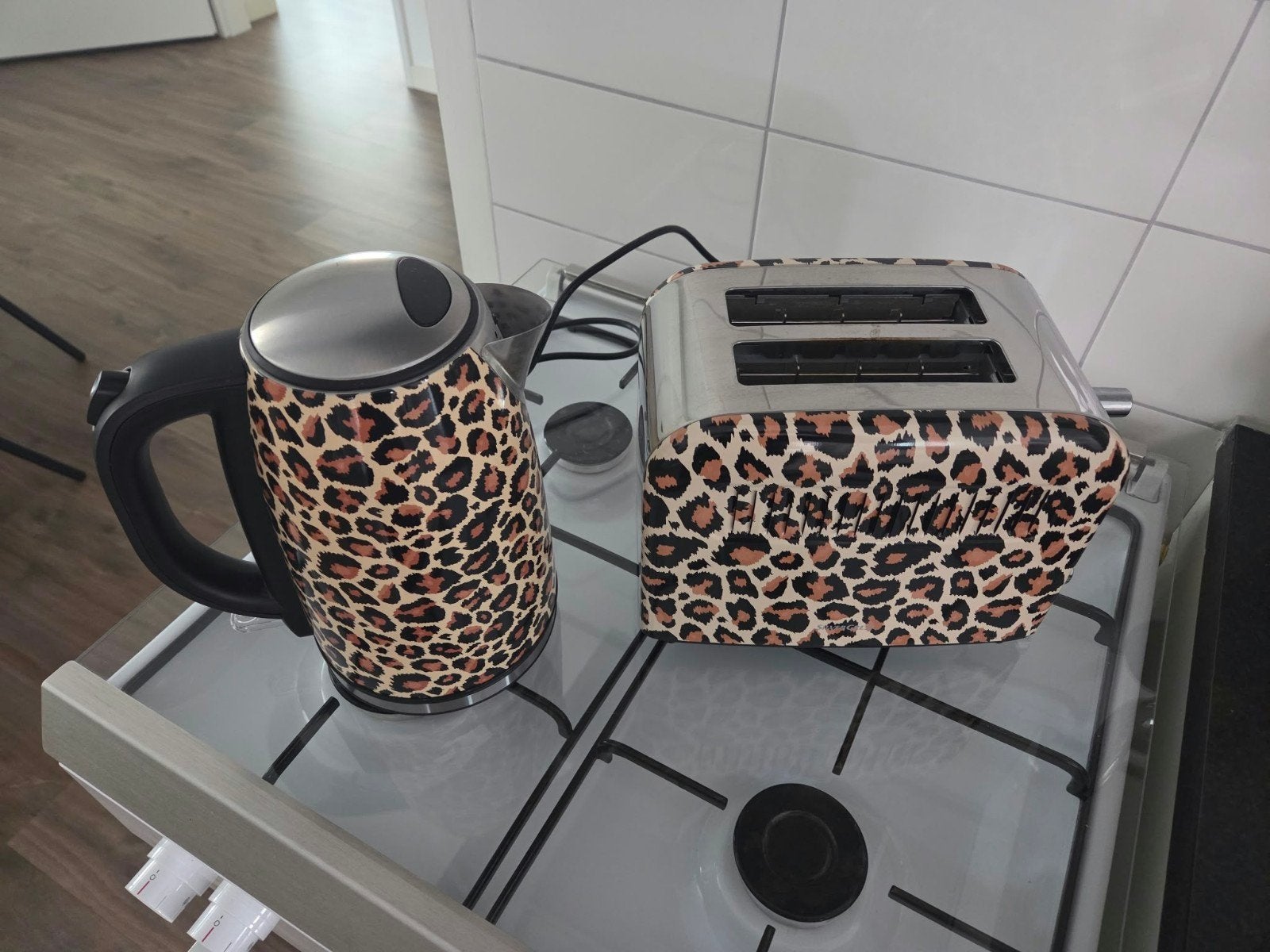 Waterkoker en broodrooster met luipaardprint, Ophalen, Gebruikt