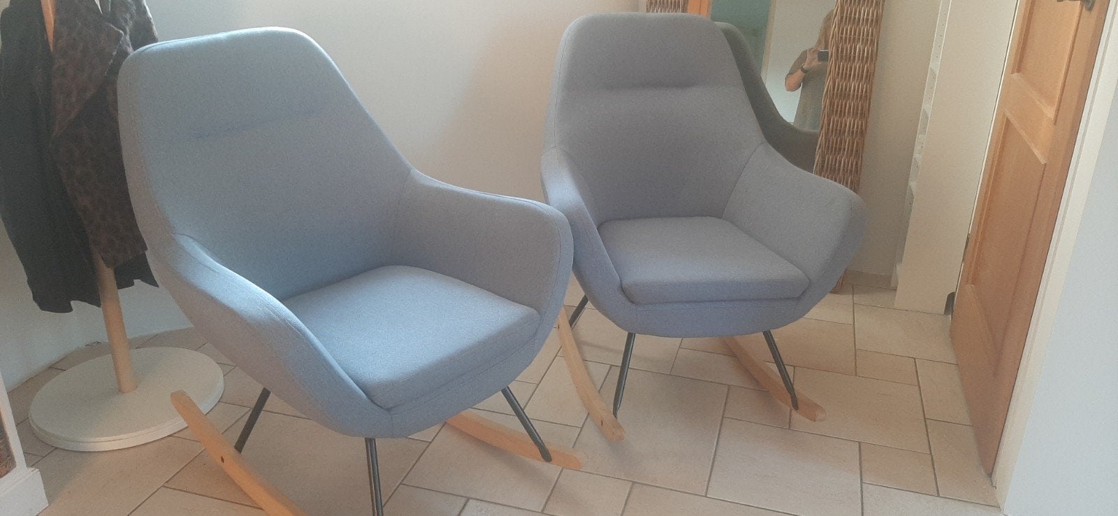 2x Jysk Schommelstoel/Fauteuil - Lichtblauw - Z.G.A.N., Ophalen, Scandinavish, 75 tot 100 cm, Zo goed als nieuw