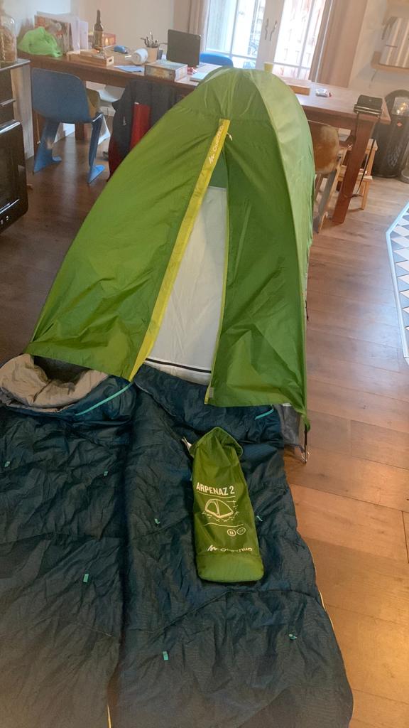 Quechua tent Arpanaz met 2 Quechua kinderslaapzakken, Caravans en Kamperen, Tenten, Ophalen, Zo goed als nieuw