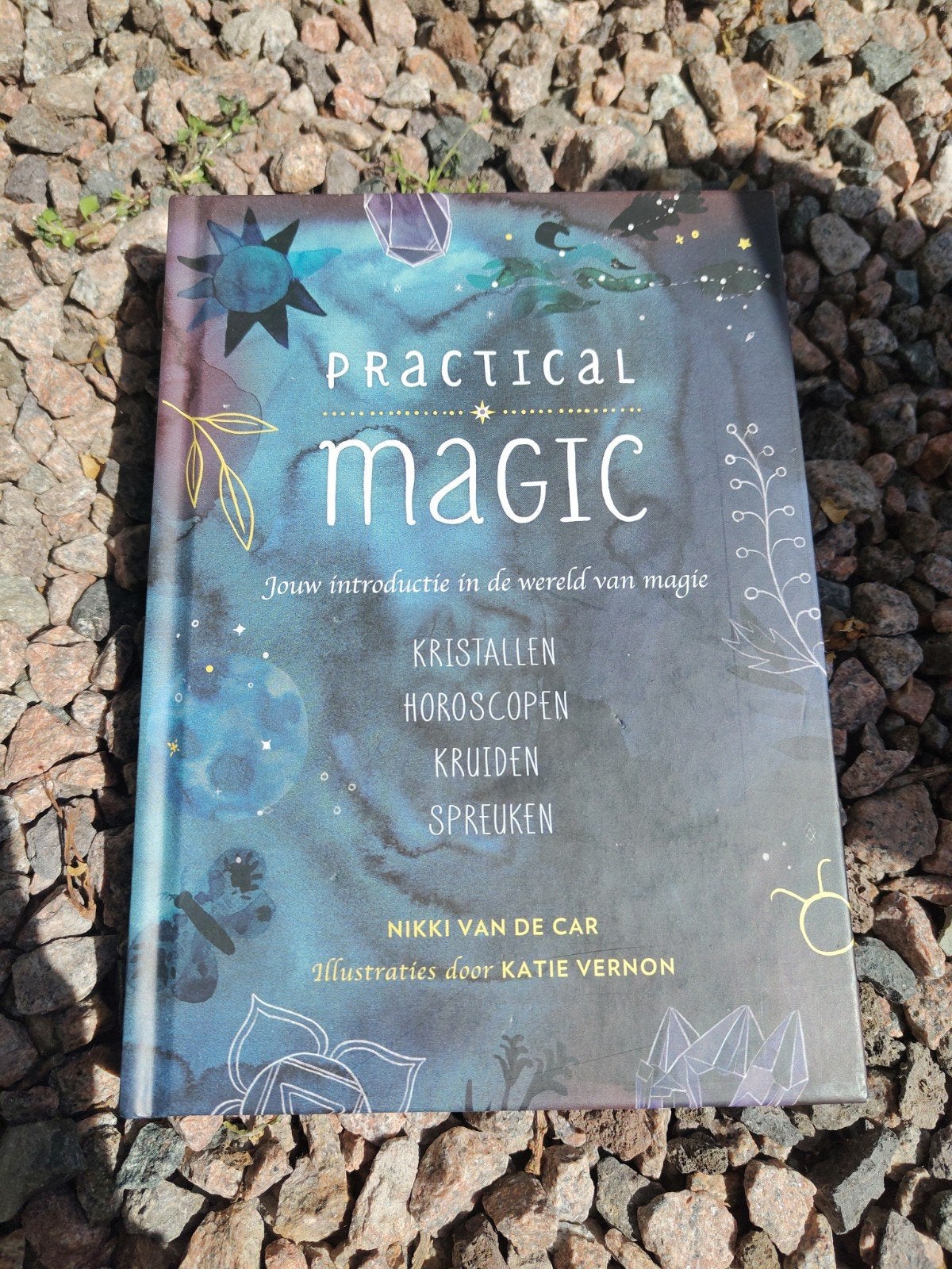 Practical Magic: Jouw introductie in de wereld van magie, Achtergrond en Informatie, Spiritualiteit algemeen, Nikki van de Car