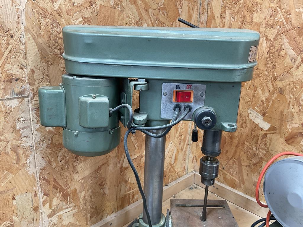 Ferm Tafelboormachine - Stevig en betrouwbaar, Doe-het-zelf en Verbouw, Gereedschap | Boormachines, Ophalen, Gebruikt, Minder dan 400 watt
