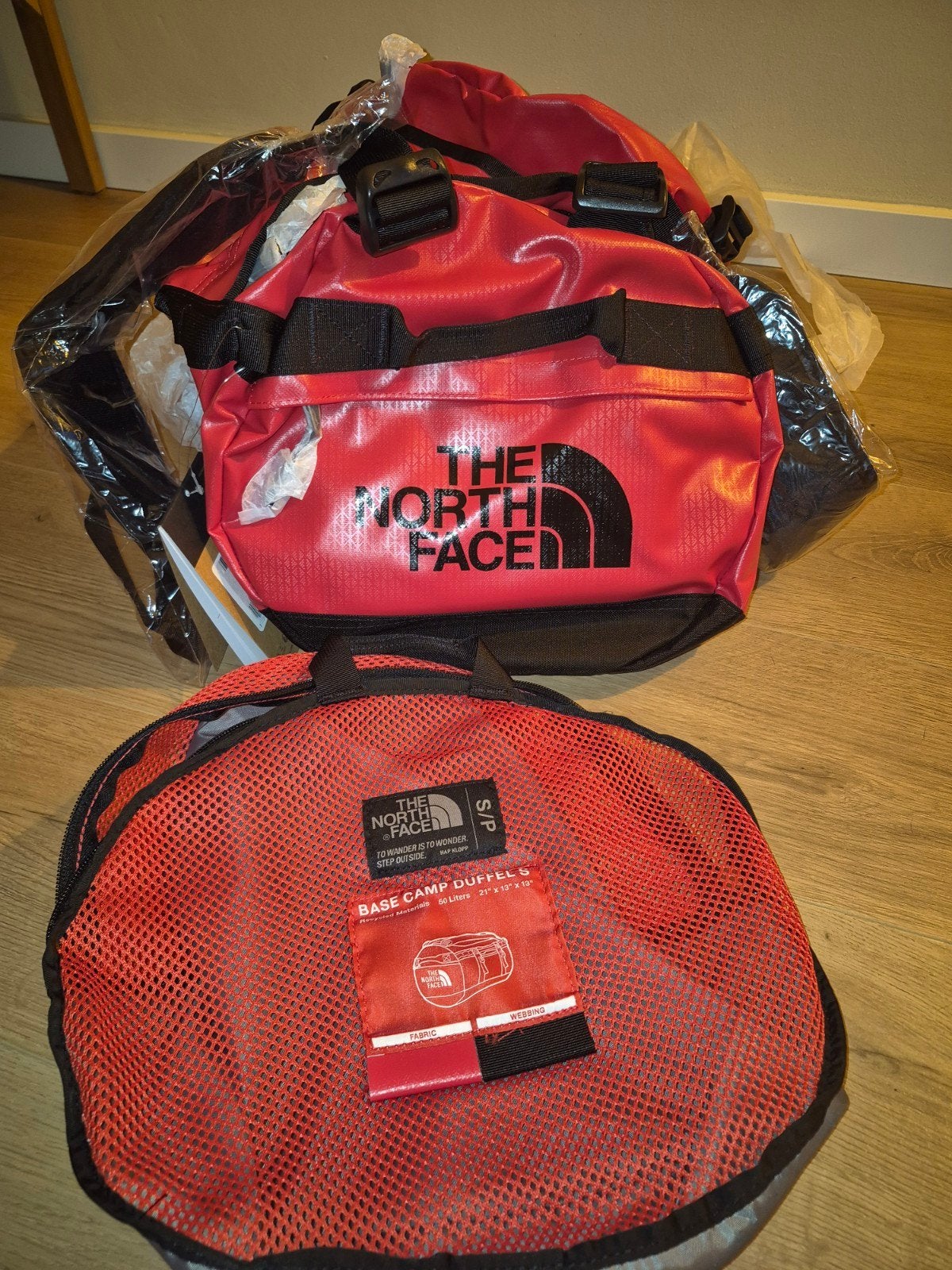 The North Face Base Camp Duffel S - Nieuw met labels, Ophalen of Verzenden, Nieuw, Rood