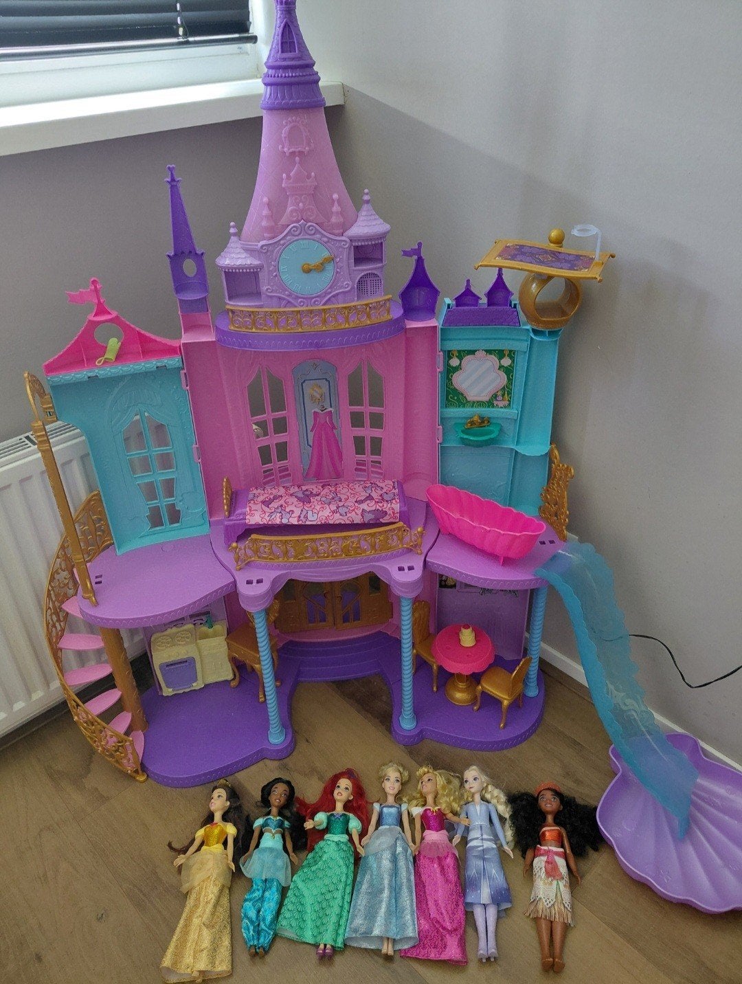 Disney prinsessenkasteel 85cm hoog met veel poppen, Ophalen, Zo goed als nieuw, Poppenhuis