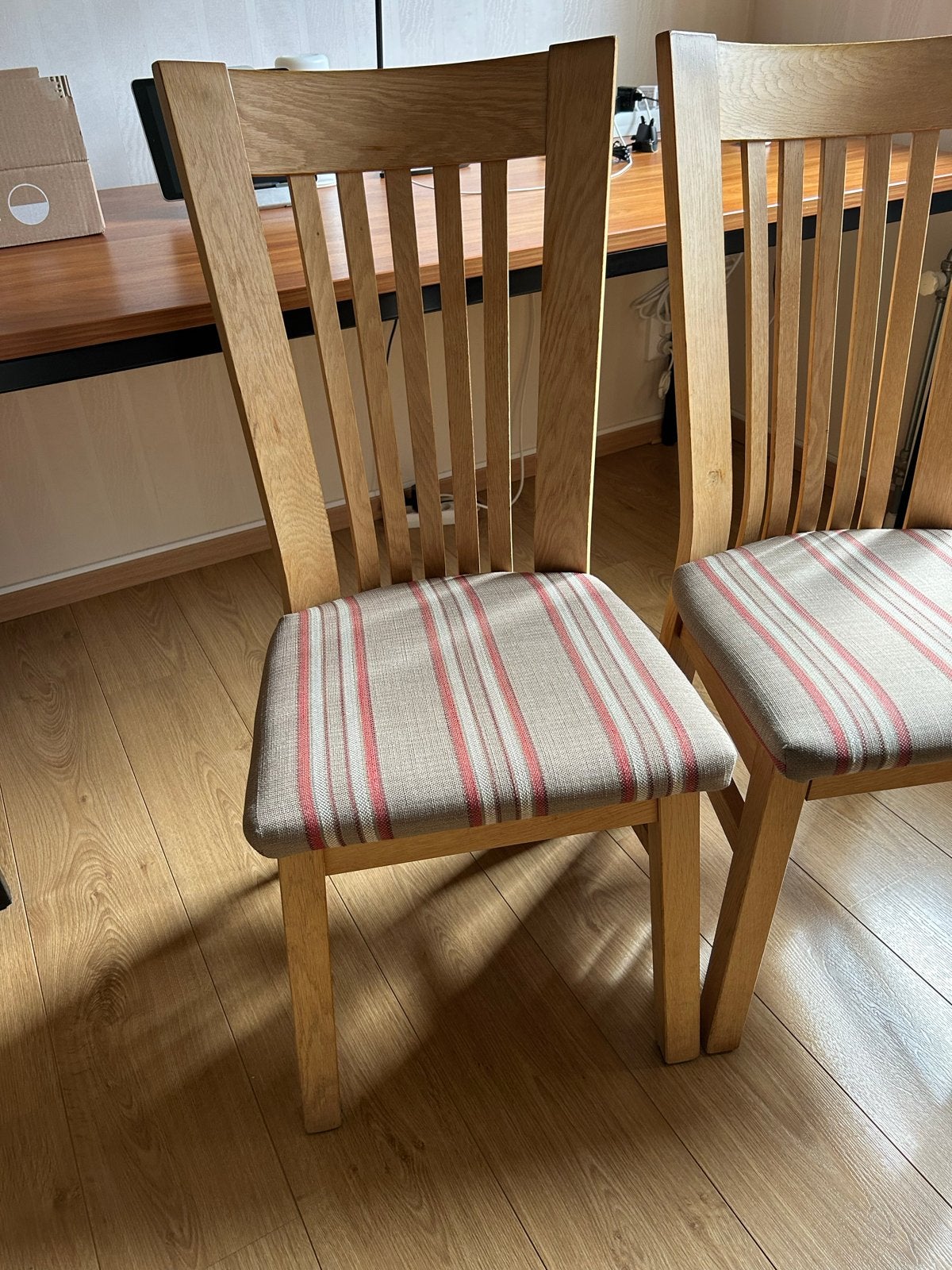 Set van 4 houten stoelen met gestreepte bekleding, Overige kleuren, Ophalen of Verzenden, Zo goed als nieuw, Vier