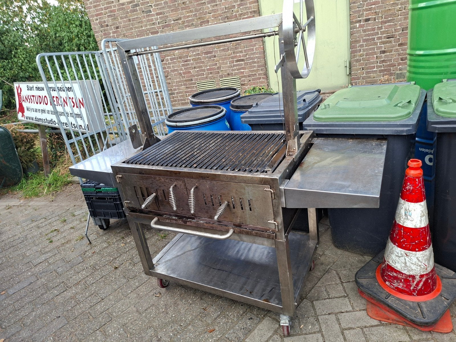 Professionele RVS BBQ met verstelbaar rooster, Ophalen, Gebruikt, Onbekend