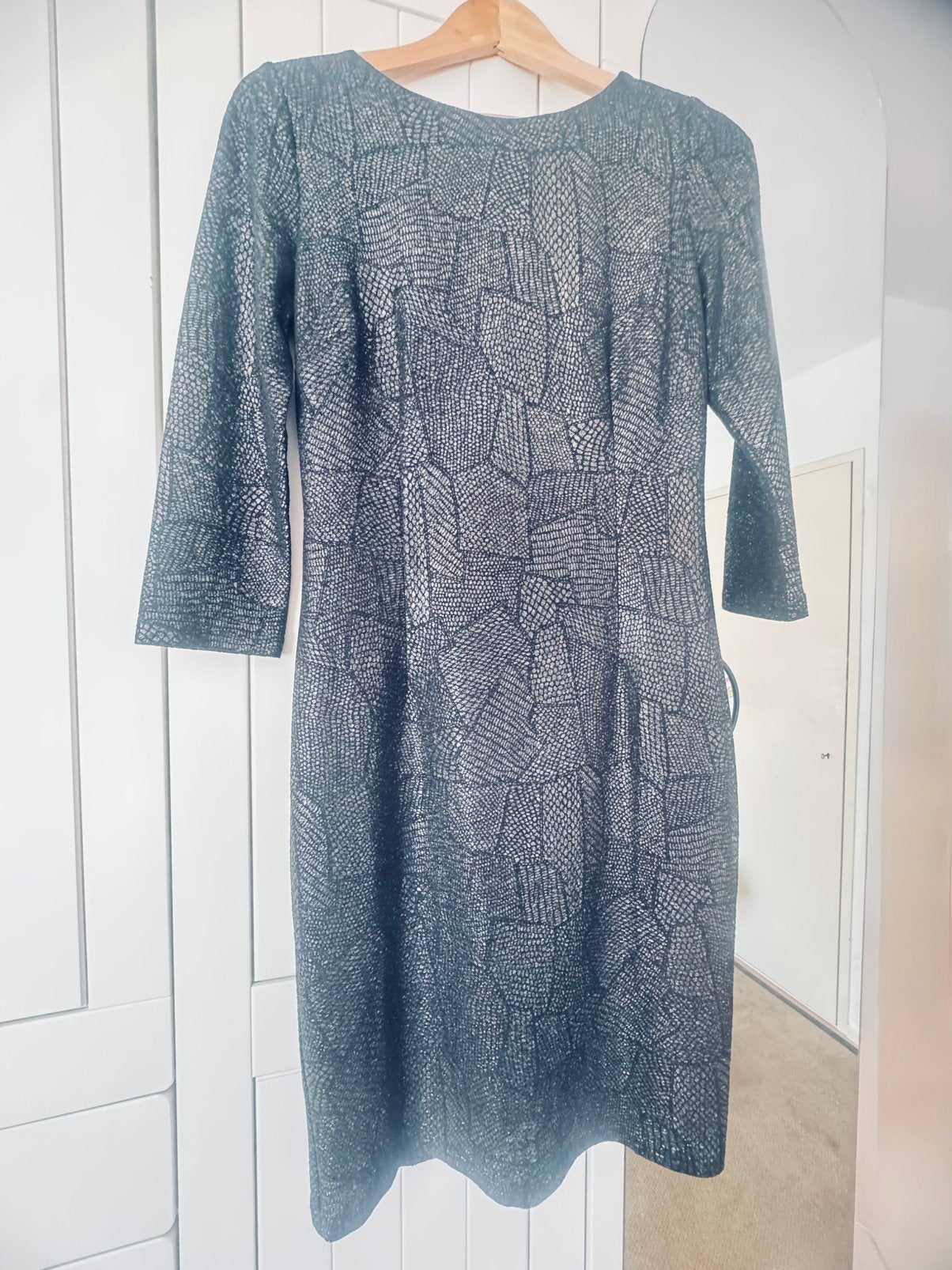 Te koop een mooie en bijna nieuw jurk met glitters €5., Maat 38/40 (M), Zwart, Ophalen of Verzenden, Zo goed als nieuw