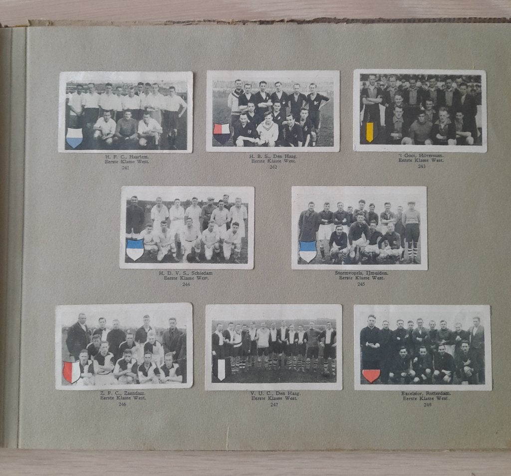 Voetbal plaatjes in map, Ophalen of Verzenden, Gelezen, Miss blanche album, Balsport