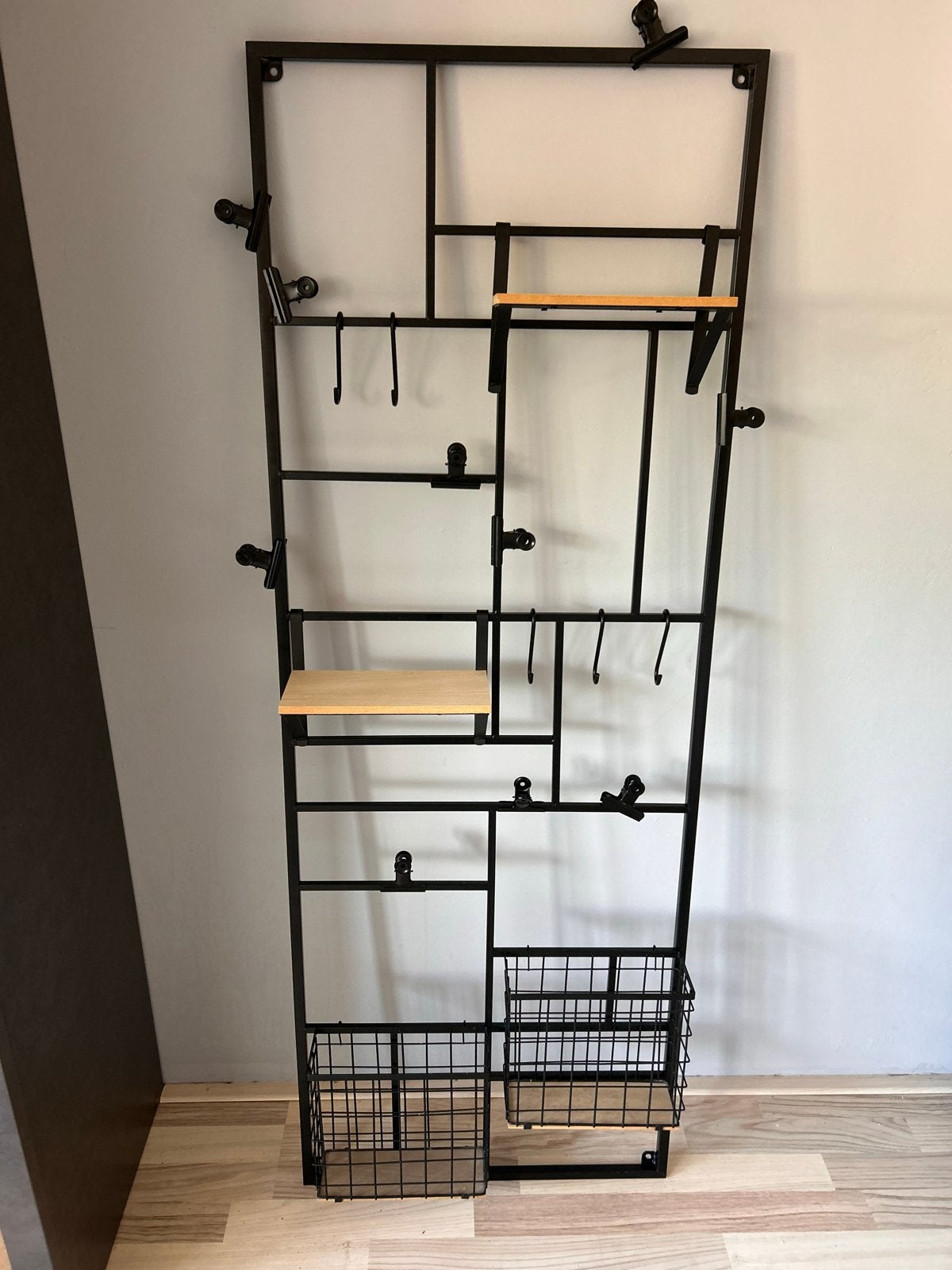 Zwart metalen wandrek met houten planken en manden, Ophalen, Metaal, Industrieel, Zwart