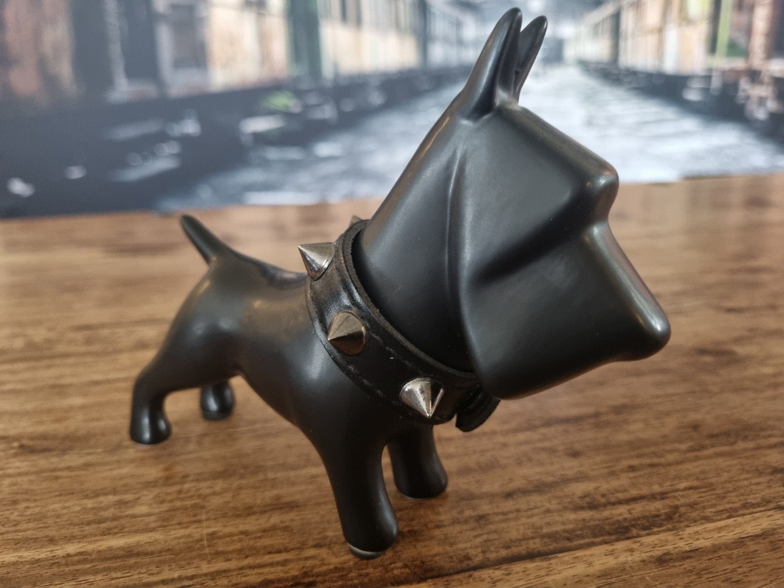 Zwart hondje met stoere halsband - decoratiebeeldje, Huis en Inrichting, Woonaccessoires | Overige, Zo goed als nieuw, Steen/keramiek
