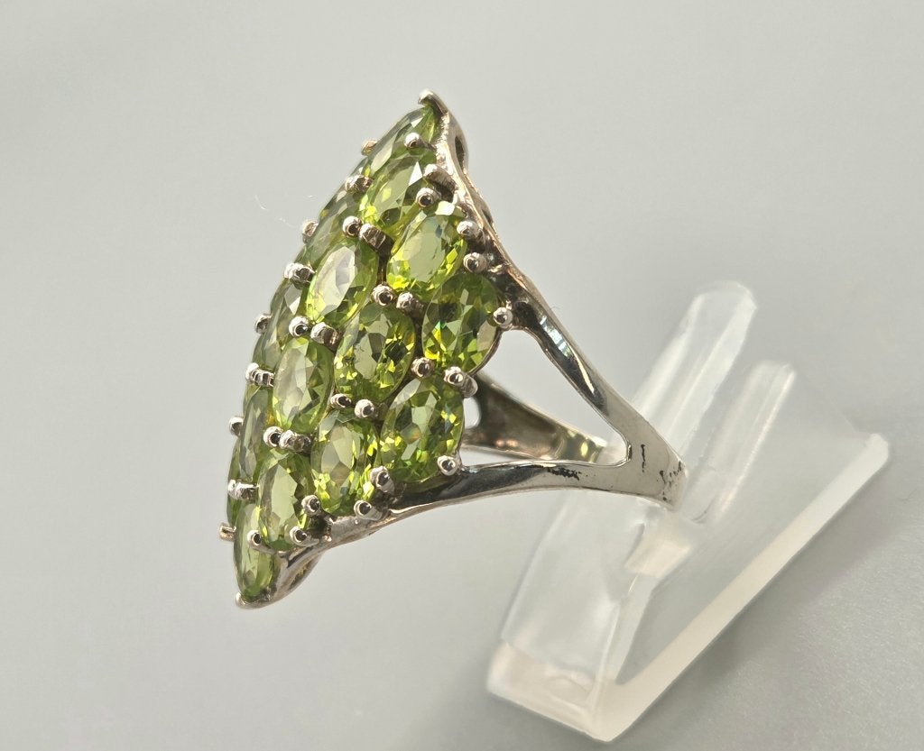 Vintage ring met edelstenen peridot. 2026/421, 18 tot 19, ., Nieuw, Ophalen of Verzenden