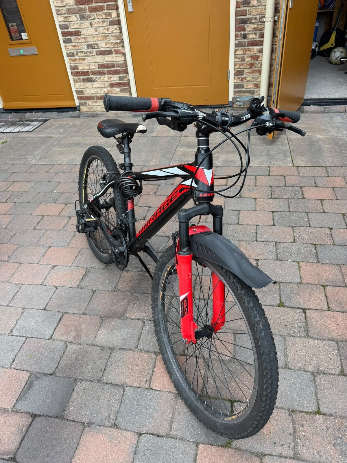 Mooie zwarte kinderfiets met rode accenten, Fietsen en Brommers, Gebruikt, Velgrem, Versnellingen, Minder dan 49 cm