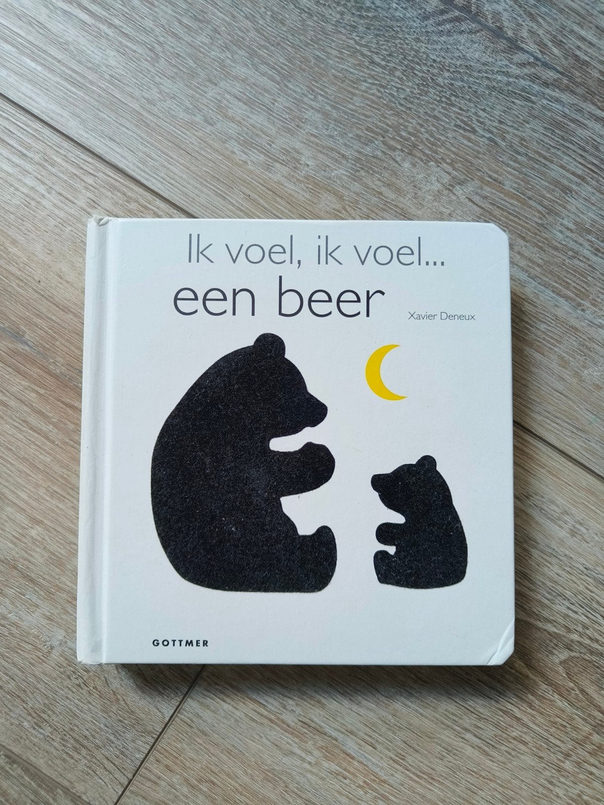 Ik voel, ik voel... een beer - Voelboekje voor baby's, Boeken, Gelezen, Ophalen of Verzenden, Uitklap-, Voel- of Ontdekboek, 0 tot 6 maanden