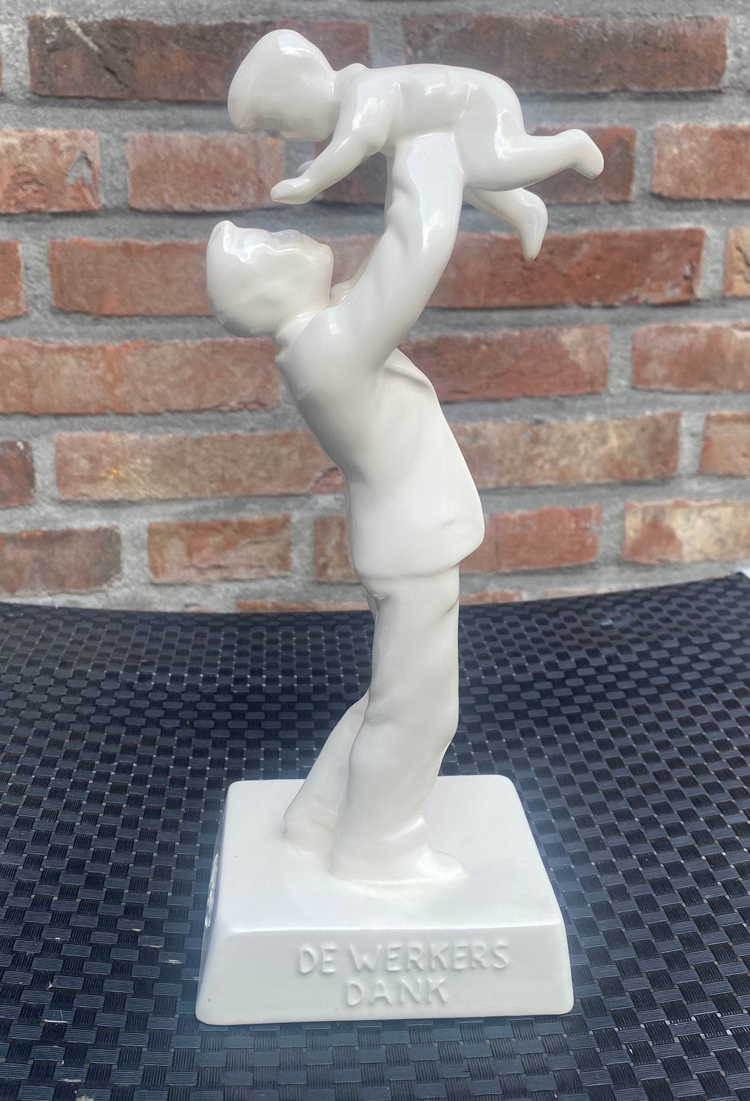 Beeldje ‘De bond voor mijn leven’, Antiek en Kunst, Geglazuurd, Ophalen of Verzenden, 20 - 50 cm, Beeld