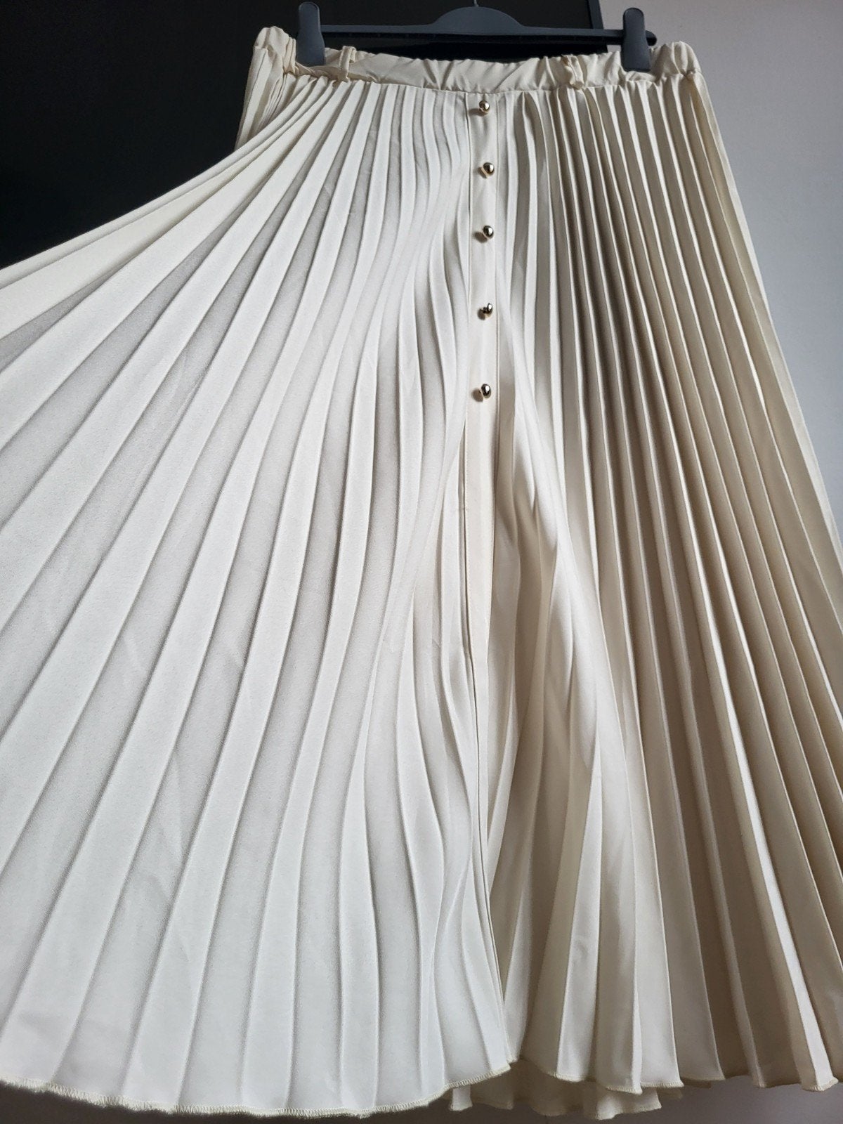 Elegante Crèmekleurige Plissé-rok met Gouden Knopen XXL, Beige, Maat 46/48 (XL) of groter, Ophalen of Verzenden, Zo goed als nieuw