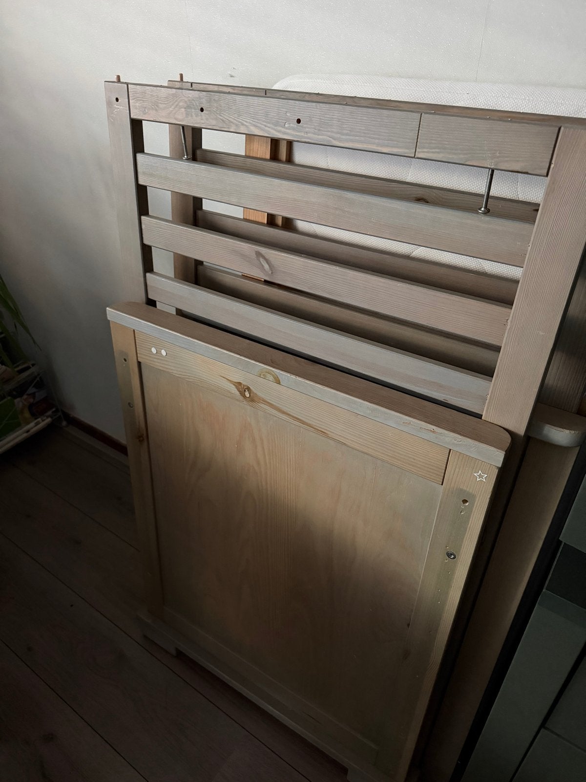 Houten peuterbed/kinderbed met lattenbodem en matras, Gebruikt, Ophalen of Verzenden, Lattenbodem, Minder dan 140 cm