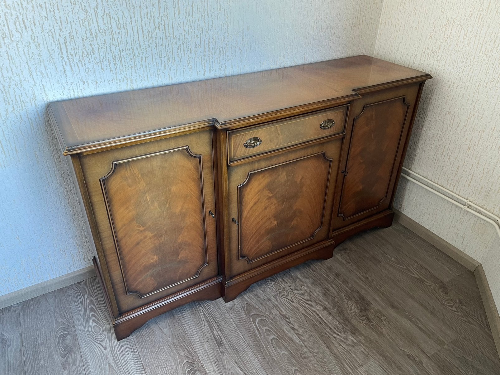 Klassiek 3-deurs dressoir van Heldense in mahoniehout, Antiek en Kunst, Ophalen