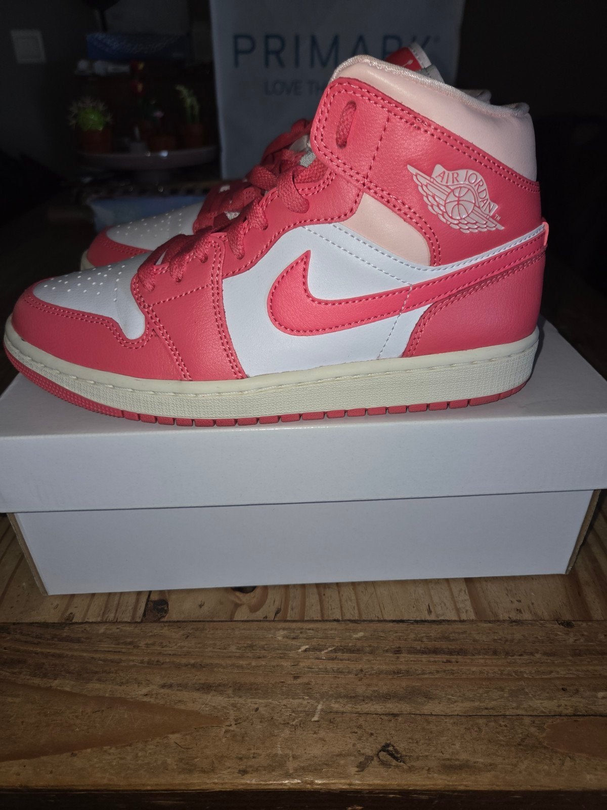 Nike Air Jordan 1 Mid WMNS Sea Coral Atmosphere, Kleding | Dames, Schoenen, Ophalen