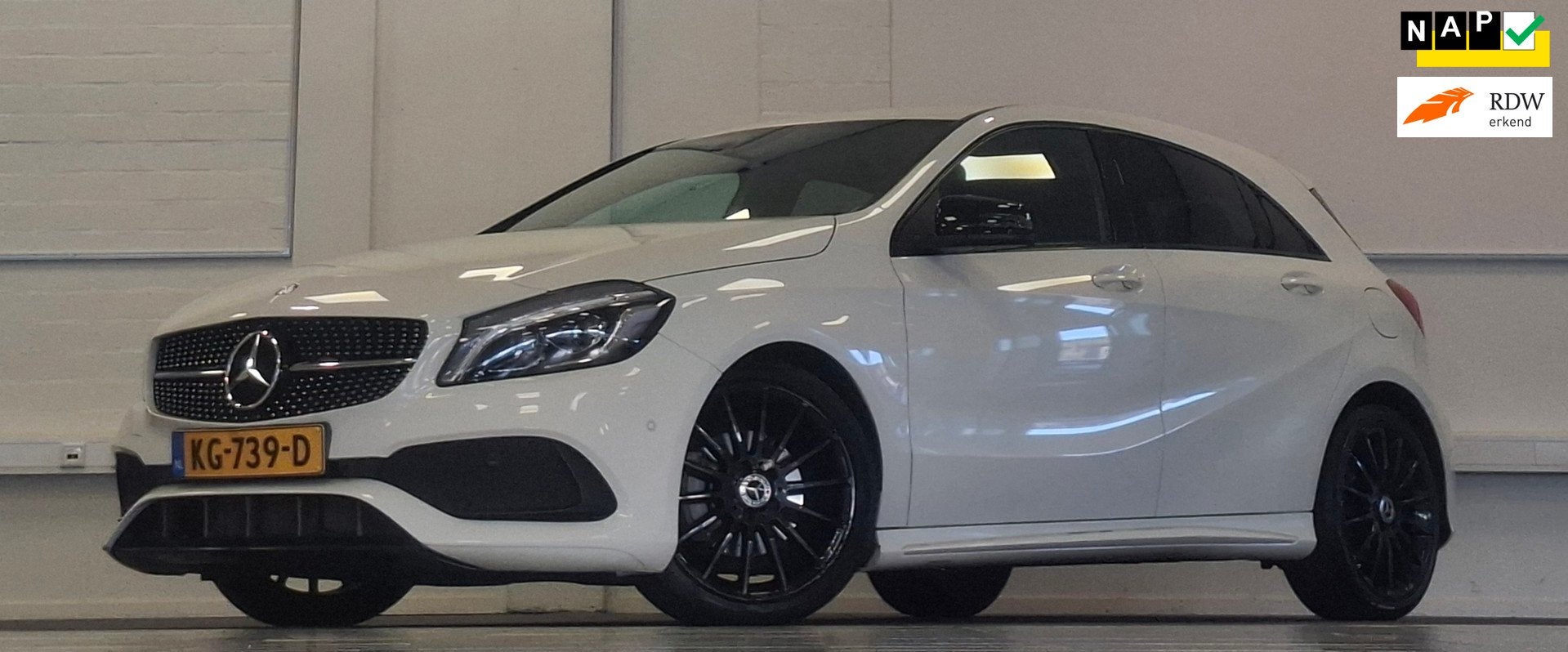 Mercedes-Benz A-klasse 180 AMG Night Edition Plus Camera Xen, Auto's, Gebruikt, 4 cilinders, Emergency brake assist, 19 km/l