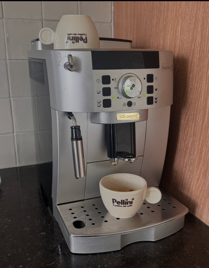 DeLonghi Magnifica S koffie/espresso machine, Witgoed en Apparatuur, Koffiezetapparaten, Gebruikt, Espresso apparaat, 10 kopjes of meer