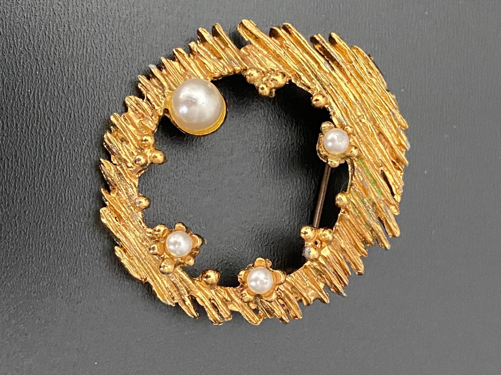 Vintage goudkleurige broche met pareltjes, Ophalen of Verzenden, Zo goed als nieuw, Goud, Overige materialen