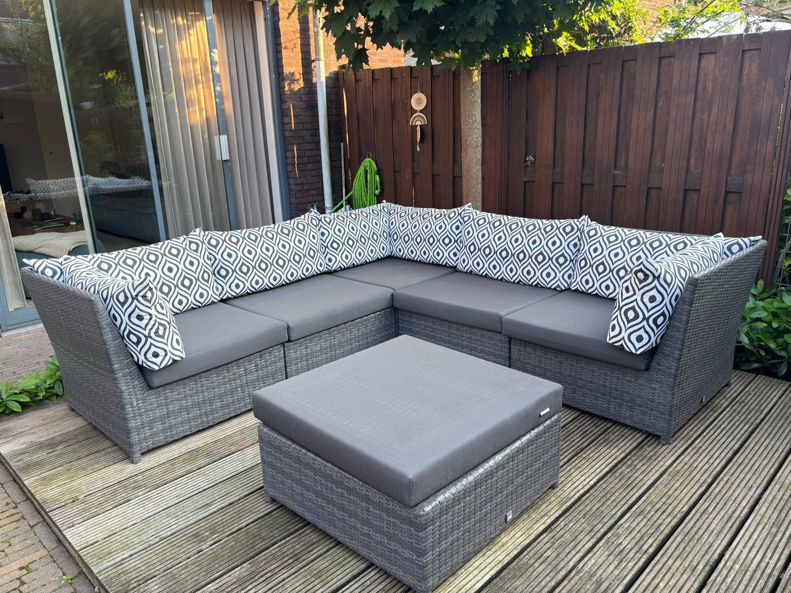 Loungebank met hocker en zo goed als nieuwe, unieke kussens, Tuin en Terras, Tuinsets en Loungesets, Ophalen, 5 zitplaatsen, Zo goed als nieuw
