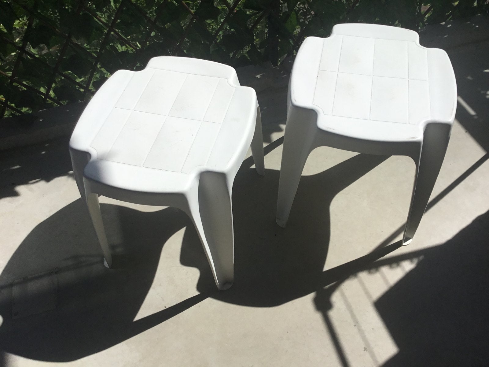 2 Witte Kunststof Krukjes / Bijzettafels, Tuin en Terras, Ophalen, Gebruikt, Kunststof, Stapelbaar